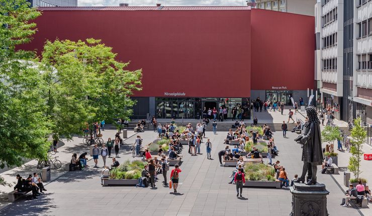 Blick von oben auf das Leibnizforum mit Menschen, Foto: Kirsten Nijhof