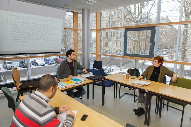 Dozierende und Studierende sitzen im Seminar beisammen, Foto: Christian Hüller