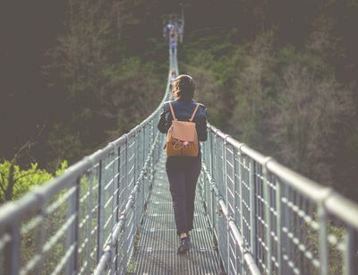 Frau auf Hängebrücke, Foto: unsplash.com
