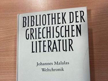 Buch liegt auf Tisch: Die Weltchronik von Johannes Malalas in deutscher Übersetzung, Foto: Eva Kirbach