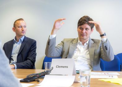 Minister Clemens gestikuliert.