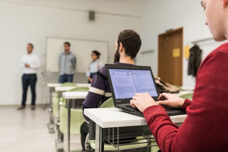 Blick auf Studierende, die in der Vorlesung sitzen, Foto: Christian Hüller