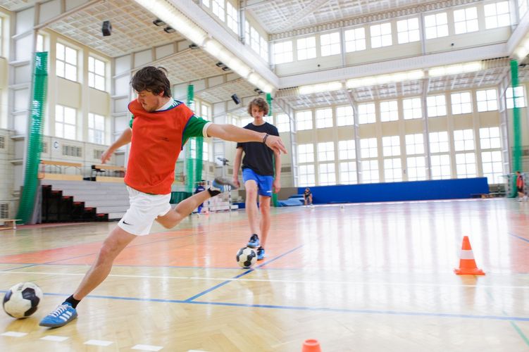 Ein Student schießt ein Ball ins Tor, Foto: Christian Hüller