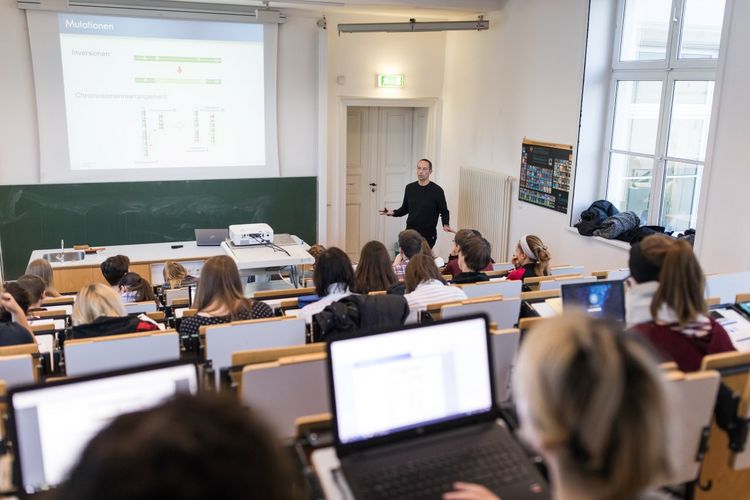 Blick nach vorn durch den Hörsaal, Foto: Christian Hüller