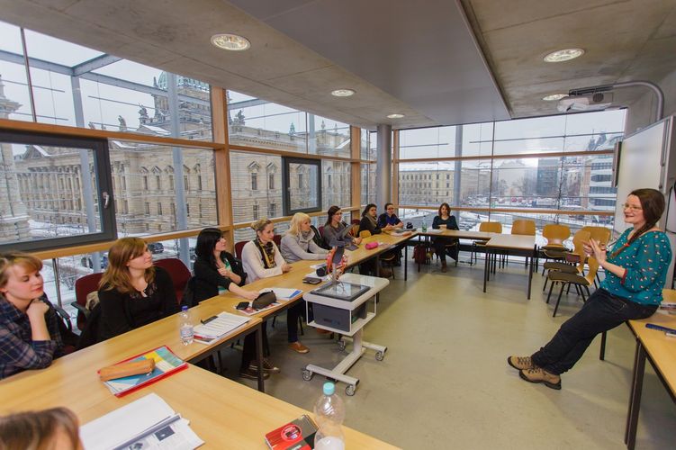 Studierende der Anglistik sitzen im Seminar und schauen zur Dozentin, Foto: Christian Hüller