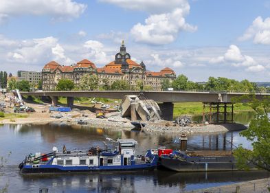 Nach dem Teileinsturz der Carolabrücke in Dresden werden die Abrissarbeiten weitergeführt.