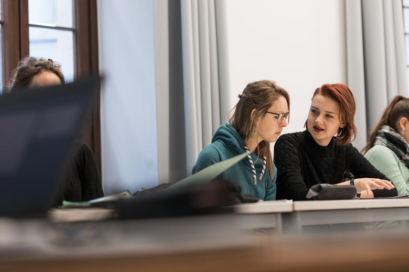 Zwei Studentinnen unterhalten sich im Seminar, Foto: Christian Hüller