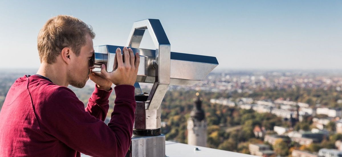 Student schaut durch das Fernrohr auf die Dächer von Leipzig, Foto: Christian Hüller