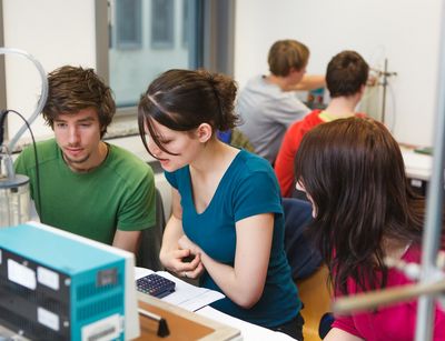 Schülerinnen und Schüler beim Schnupperstudium im Labor vor Messgeräten, Foto: Christian Hüller