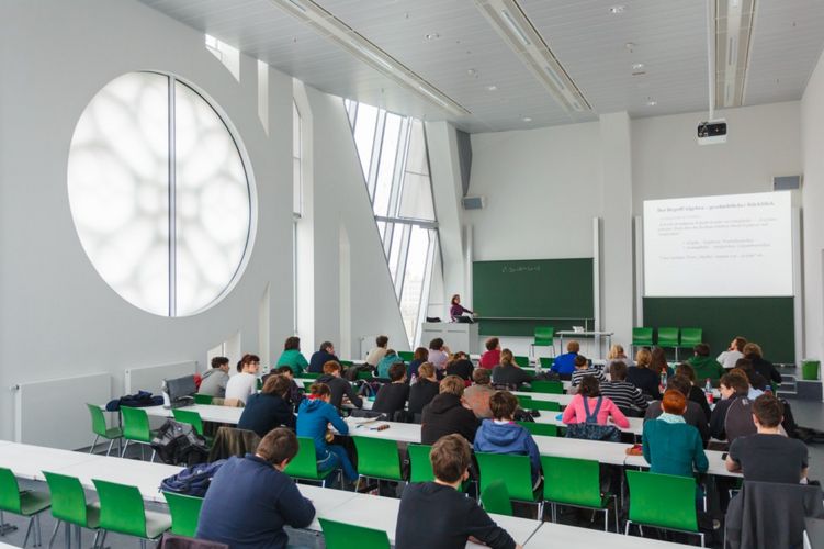 Blick in einen Raum der Mathematikfakultät, in dem gerade eine Vorlesung abgehalten wird, Foto: Christian Hüller