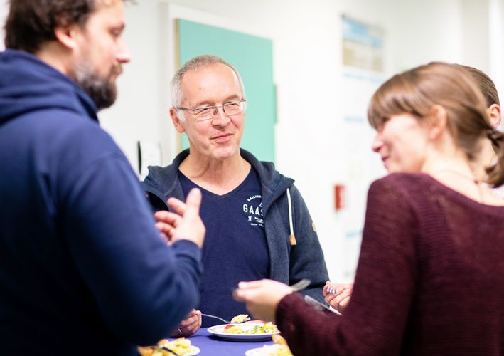 mehrere Personen im Gespräch