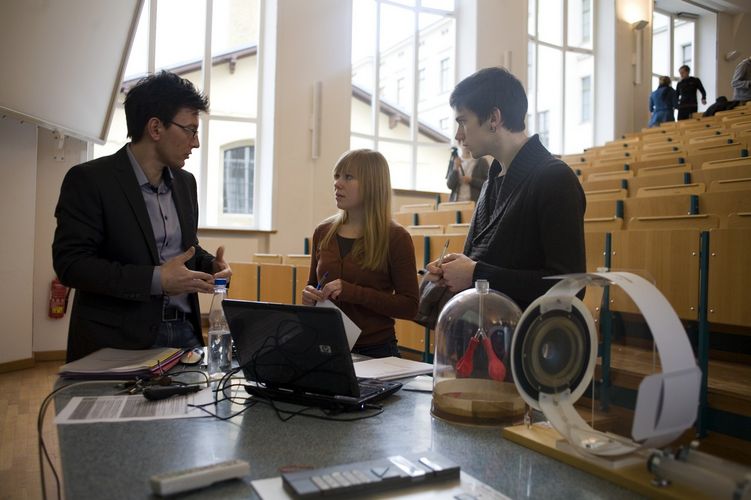 Prof. Dr. Jörg Zabel erläutert den Studierenden des Fachs Biologiedidaktik ein Modell im Hörsaal, Foto: Christian Hüller