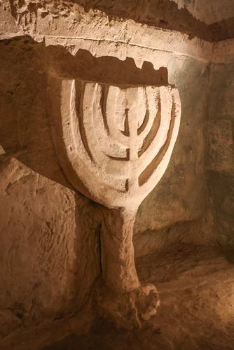 Relief einer Menorah in der Nekropole von Beit She’arim im Norden Israels, Foto: Tobias Haueis