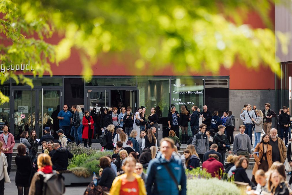 zur Vergrößerungsansicht des Bildes: Foto: Viele Besucher:innen auf dem Innenhof des Leibnizforums.