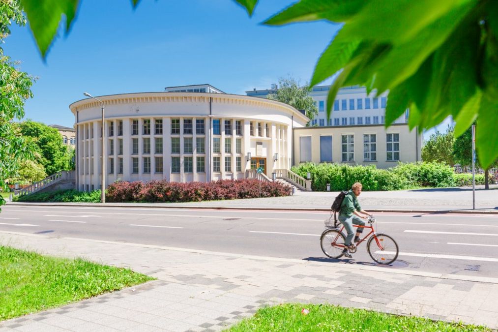 zur Vergrößerungsansicht des Bildes: Rundes Gebäude des großen Hörsaals der Anatomie in Leipzig 