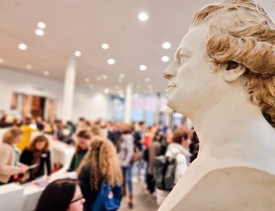 Besucher:innen zum Tag der offenen Tür im Neuen Augusteum, Foto: Nancy Haustein