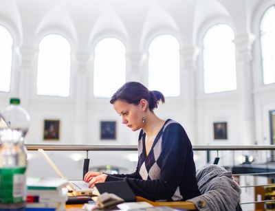 Studentin arbeitend in der Bibliothek, Foto: Christian Hüller