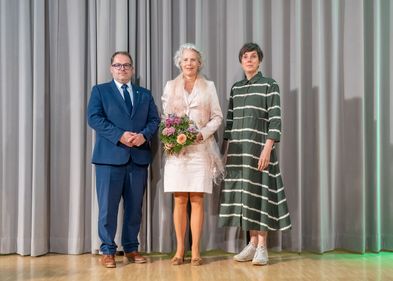 Die neue LRK-Vorsitzende Prof. Dr. Eva Inés Obergfell (Mitte), mit Agnes Wegner und Prof. Dr. Alexander Kratzsch, Foto: Andreas Hiekel, TU BA Freiberg Gruppenbild vor einem grauen Vorhang, nebeneinander stehend: Die neue LRK-Vorsitzende Prof. Dr. Eva Inés Obergfell, Rektorin der Universität Leipzig (Mitte), mit Agnes Wegner, Rektorin der Hochschule für Grafik und Buchkunst Leipzig, stellvertretende Vorsitzende aus der Gruppe der Kunsthochschulen, und Prof. Dr. Alexander Kratzsch, Rektor der Hochschule Zittau/Görlitz, stellvertretender Vorsitzender aus der Gruppe der Hochschulen für Angewandte Wissenschaften.