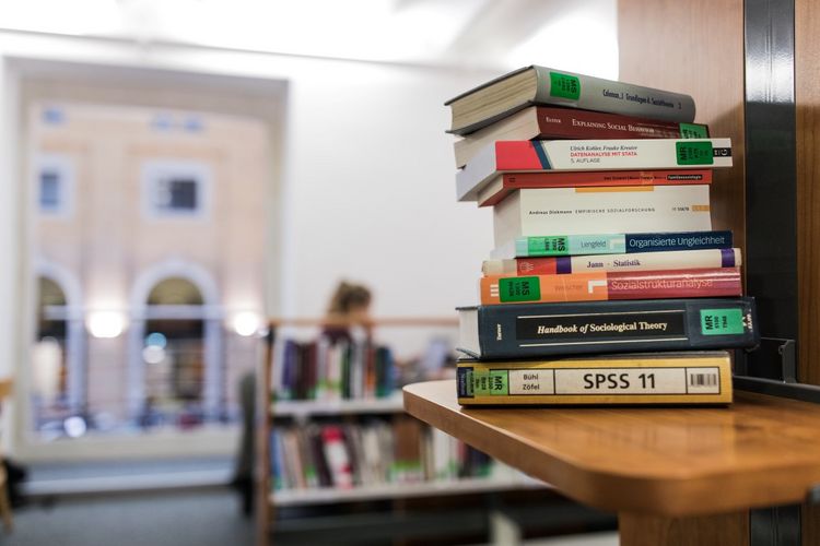 Bücherstapel auf einer Ablage in der Bibliotheca Albertina, Foto: Christian Hüller 