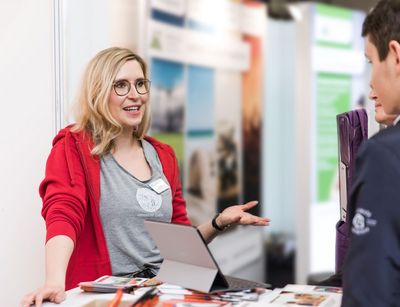 Zentrale Studienberatung berät Interessierte auf einer Messe, Foto: Christian Hüller