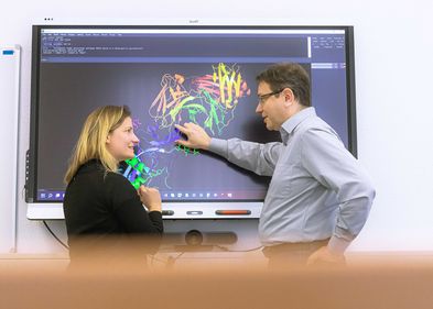 Jens Meiler und Clara Schoeder PProf. Dr. Jens Meiler (r.) ist Sprecher des neuen Schwerpunktprogramms „Künstliche Intelligenz für das Design funktioneller Proteine“. Foto: Swen Reichhold / Universität Leipzig