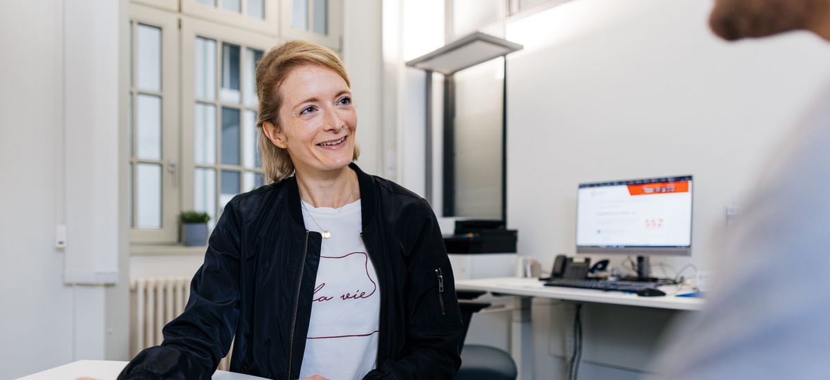 Studienberaterin berät Ratsuchenden, Foto: Christian Hüller