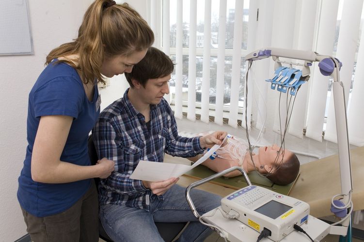Zwei Studierende werten ein EKG einer Simulation aus, Foto: Christian Hüller 