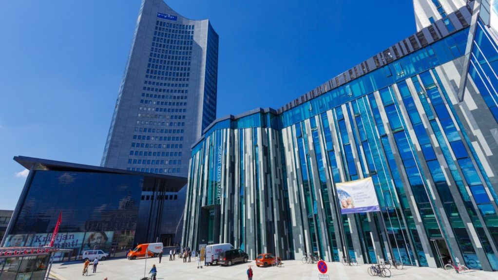 zur Vergrößerungsansicht des Bildes: Blick auf das Augusteum des Campus Augustusplatz und auf den MDR-Turm im Hintergrund