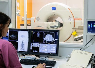 Foto: Stefan Straube/UKL Dank des modernen PET-CT, ein kombiniertes System aus Positronenemissionstomographen (PET) und Computertomographen (CT), konnten die Forschenden erstmals die positive Wirkung von Nikotinpflastern auf Long Covid Symptome bildgebend aufzeigen. Foto: Stefan Straube /UKL