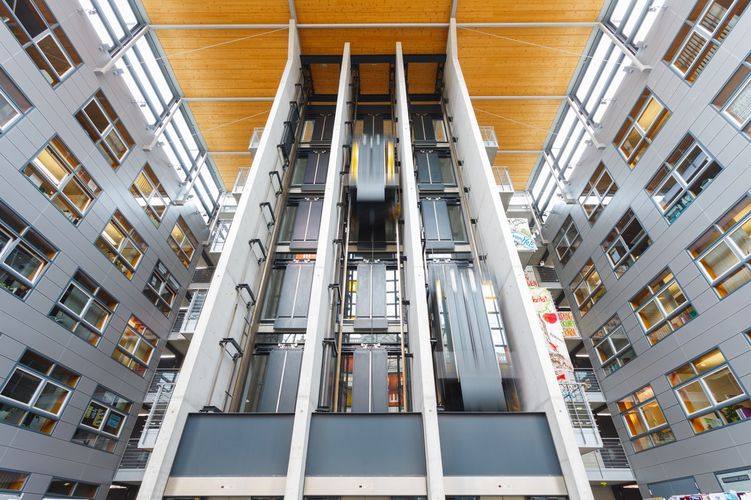 Blick auf den Fahrstuhl im Geisteswissenschaftlichen Zentrum, Foto: Christian Hüller