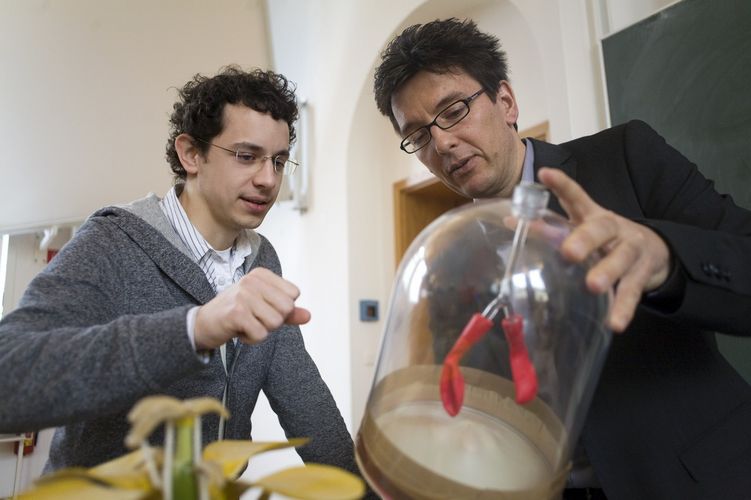 Prof. Dr. Jörg Zabel beantwortet Fragen der Studierenden am Modell im Hörsaal, Foto: Christian Hüller