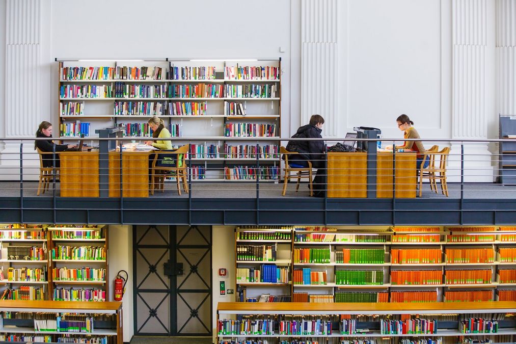 Frontalblick auf die Galerie des Lesesaal Mitte in der Bibliotheca Albertina