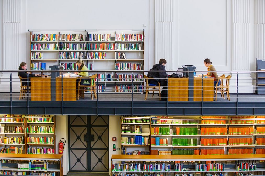 zur Vergrößerungsansicht des Bildes: Frontalblick auf die Galerie des Lesesaal Mitte in der Bibliotheca Albertina