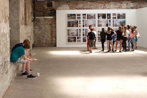 Kunstvermittlung in der Ausstellung: Studierende stehen im Kunstraum mit einer Gruppe Schülerinnen und Schüler, Foto: Institut für Kunstpädagogik