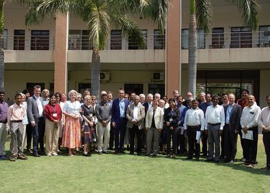 Rektorin Eva Inés Obergfell gemeinsam mit der DAAD-Delegation zu Besuch an der University of Hyderabad. Foto: Katja Lasch, DAAD Zu sehen ist ein Foto von der Reisegruppe vor einem Gebäude.