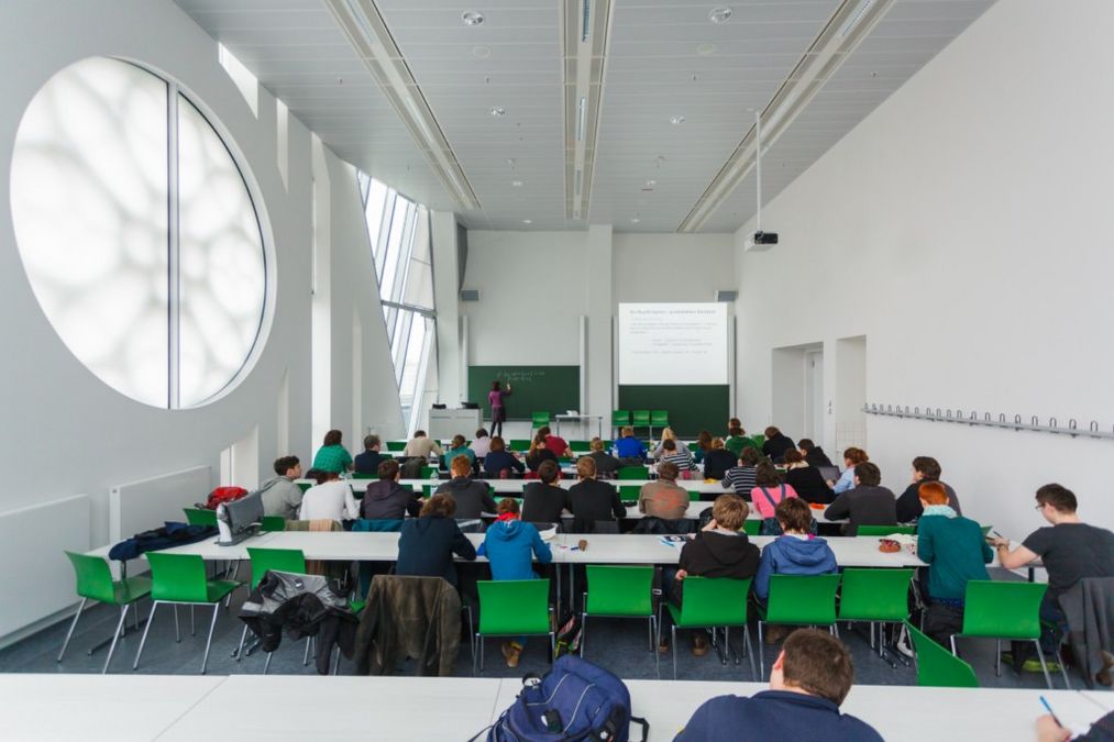zur Vergrößerungsansicht des Bildes: Vorlesungssituation in einem Hörsaal für Mathematik- und Informatikstudierende