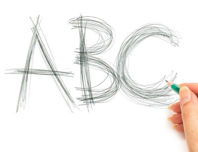 Die Buchstaben ABC auf ein weißes Blatt mit Bleistift geschrieben, eine Hand hält den türkisfarbenen Stift.