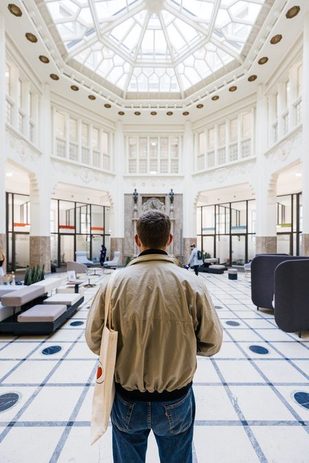 zur Vergrößerungsansicht des Bildes: Student von hinten zentral im Bild mit Blick zum Studierenden Service Zentrum, Foto: Christian Hüller