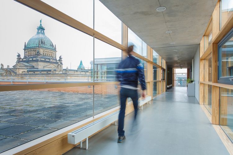 Flure im Geisteswissenschaftlichen Zentrum mit Blick nach draußen auf den Bundesverfassungsgerichtshof, Foto: Christian Hüller