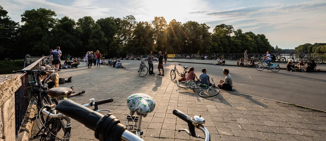 Blick auf die Sachsenbrücke mit Menschen und Fahrrädern, Foto: Christian Hüller