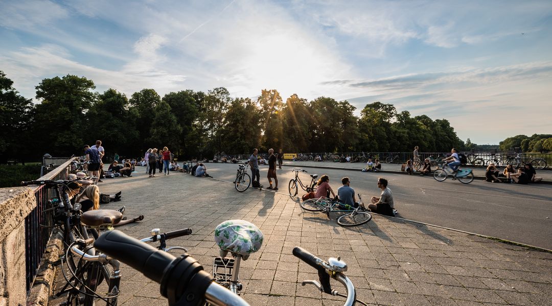 Blick auf die Sachsenbrücke mit Menschen und Fahrrädern, Foto: Christian Hüller