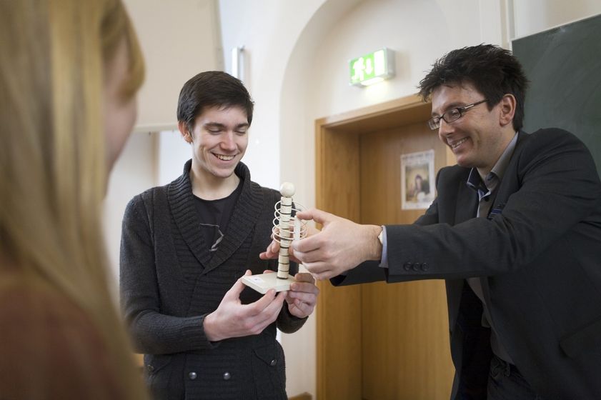 Dozent zeigt Studierenden ein Modell, Foto: Christian Hüller