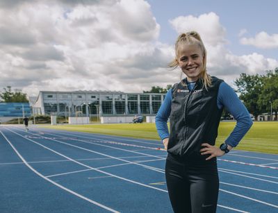 Studentin Stefanie Wild im Trainingsoutfit auf der Leichtathletik-Laufbahn, Foto: Martin Förster
