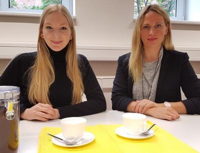 Elisabeth Krollpfeiffer und Prof. Dr. Elisa Hoven mit Kaffeegedeck vor der Podcastaufnahme, Foto: Nancy Haustein