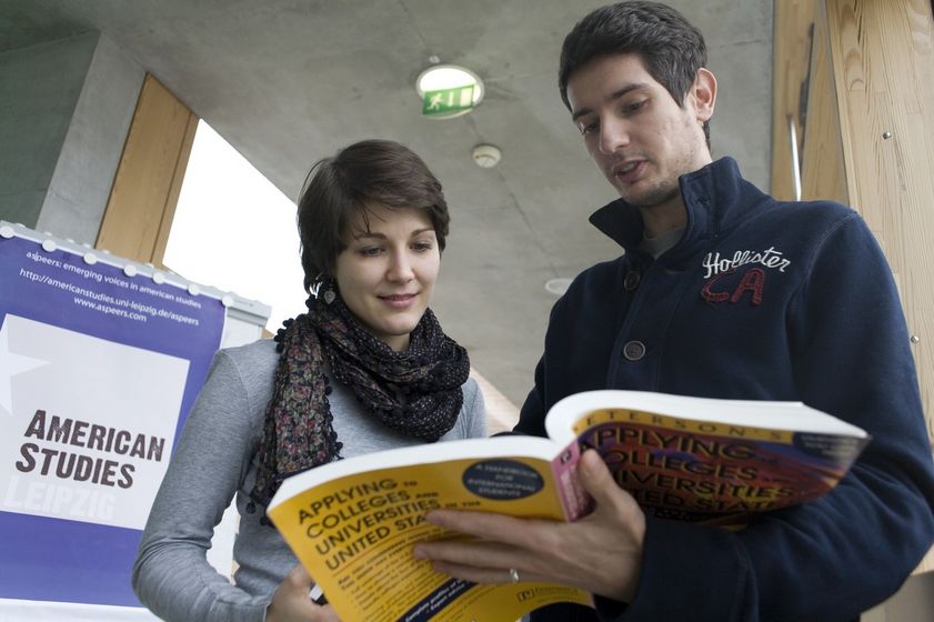 Zwei Studierende der Amerikanistik schauen zusammen in ein Buch, Foto: Christian Hüller