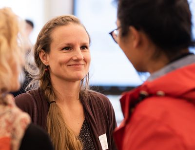 Stefanie Mauksch im Gespräch, Foto: Christian Hüller