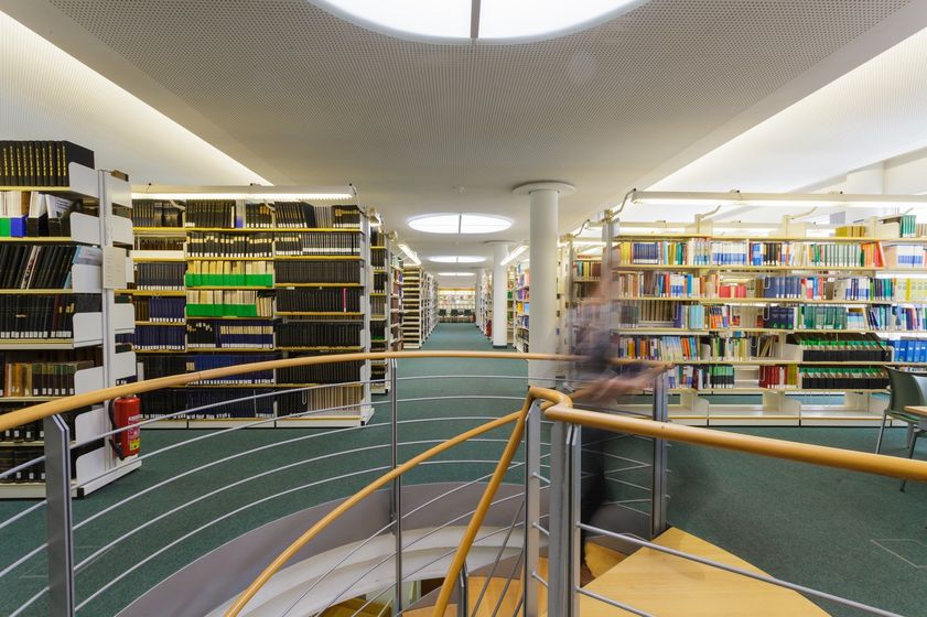 Blick auf volle Bücherregale in einem großen Raum, Foto: Christian Hüller