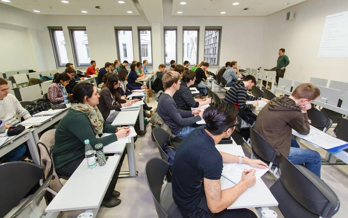 zur Vergrößerungsansicht des Bildes: Studienanfängerinnen und -anfänger beim Vorkus an der Universität Leipzig