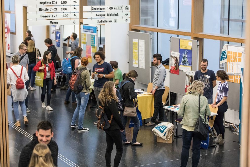 zur Vergrößerungsansicht des Bildes: Stände am Studieninformationstag im Hörsaalgebäude