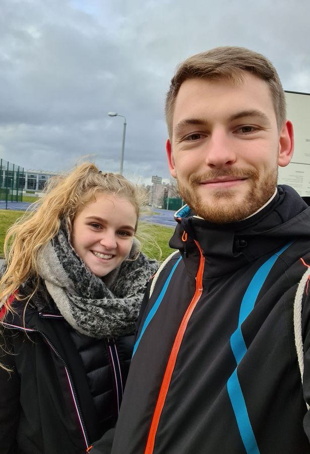 zur Vergrößerungsansicht des Bildes: Selfie Studienbotschafter Michael mit Interessentin Kim bei einer Campusführung, Foto: Michael Bär